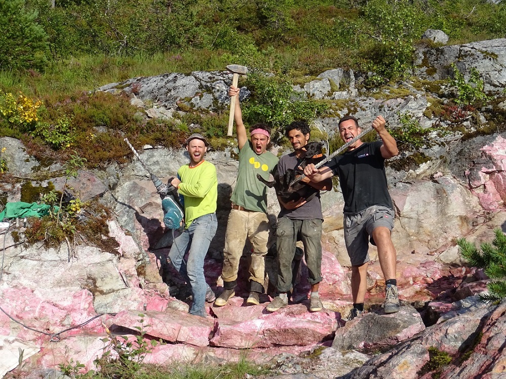 Thulite Sphere 40 mm - 1 pc