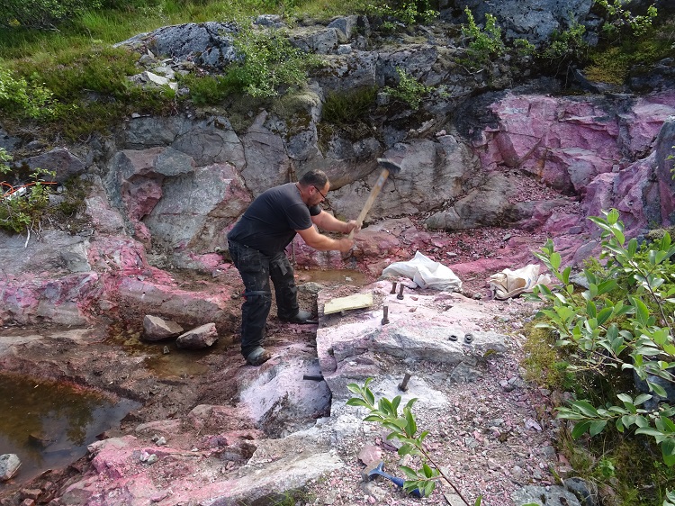 Thulite Sphere 40 mm - 1 pc